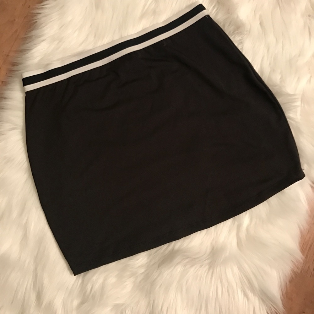 NWT BLACK SKIRT BY FASHION NOVA